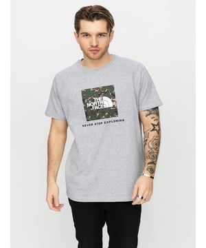 The North Face Rag T-shirt met camouflageprint voor heren. The North Face Red Box-logo op de borst. Normale pasvorm, ronde hals, Reglan mouw. Ribbinding op de kraag. Zachte stof. The North Face Rag Camo Pixelated Print T-shirt biedt een klassieke maar tijdloze stijl.