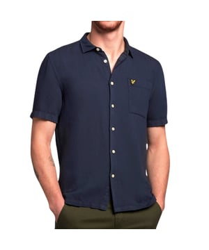 Camisa azul marino de Lyle & Scott, hecha en Turquia, 52% lino, 48% algodon, corte estandar, se ajusta a la talla real, cierre con botones, bolsillo en el pecho