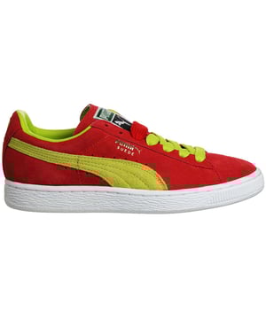 De Puma Classic+ Red Trainers voor heren zijn een tijdloze en iconische keuze voor herenschoenen. Puma staat bekend om zijn sportieve en retro-geïnspireerde ontwerpen en de Classic+ serie is een bewijs van hun blijvende populariteit. Hier volgt een beschrijving van de belangrijkste kenmerken:

 Rood ontwerp:  Deze sportschoenen hebben een gedurfde en levendige rode kleur die een vleugje stijl en persoonlijkheid toevoegt aan je schoeisel. Rood is een opvallende en veelzijdige kleur.

 Bovenwerk van suède en textiel:  Het bovenwerk is meestal gemaakt van een combinatie van suède en textiel en biedt een mix van duurzaamheid, comfort en stijl.

 Laag silhouet:  Het low-top ontwerp zorgt voor bewegingsvrijheid en een klassieke look die geschikt is voor verschillende gelegenheden.

 Vetersluiting: Deze sportschoenen hebben een traditionele vetersluiting, voor een veilige en aanpasbare pasvorm. De veters zorgen ervoor dat de schoenen goed om je voeten blijven zitten.

 Gewatteerde kraag en tong:  De sportschoenen hebben een verstevigde kraag en tong voor meer comfort en demping rond de enkel.

 Puma Formstrip:  Puma's iconische Formstrip ontwerp is vaak te vinden op de zijkanten van de sportschoenen en geeft het ontwerp een authentiek en sportief tintje.

 EVA Tussenzool:  De trainers zijn uitgerust met een EVA (ethyleen-vinylacetaat) tussenzool, die lichtgewicht demping biedt voor de hele dag comfort.

 Duurzame rubberen buitenzool:  De rubberen buitenzool biedt goede tractie en een lange levensduur, zorgt voor stabiliteit en voorkomt uitglijden op verschillende ondergronden.

<