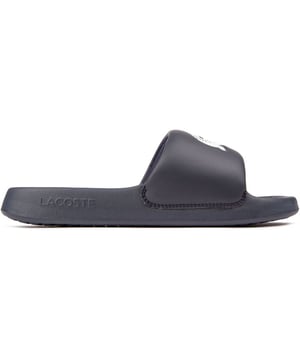 Saluda a este elegante y cómodo par de chanclas de estilo de vida, las Serve Slides de Lacoste. Perfectas para tus días en la piscina, visitas al spa o simplemente como un básico diario de verano, estas sandalias te tienen cubierto. Ponte las elegantes sandalias azules y siente la comodidad de una correa superior acolchada suave y flexible y una plantilla moldeada y acolchada que abraza tus pies. El diseño elegante y minimalista presenta la famosa marca llamativa en la correa ancha. Muestra tu estilo relajado y tus looks de clima cálido.