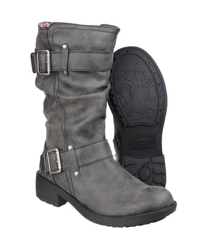 Trumble ist ein großartiger Stiefel mit mittlerer Wade, perfekt für jede Tageszeit. Das modische Obermaterial aus Kunstleder und das weiche Textilfutter sorgen für die perfekte Kombination aus Stil und Komfort. Zwei Schnallendetails verleihen diesem Stiefel Charakter.