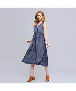 Ein minimalistisches und müheloses Stück aus einem glatten, sehr leichten Denim-Stoff. Eine Trapezform, die entweder locker oder eng mit einem Knoten an der hohen Taille getragen werden kann, um die Silhouette nach Belieben zu unterstreichen. Eine zeitlose Form, die sich leicht tragen und mit allem kombinieren lässt.
Details der Produkte
- Form: trapezförmig oder figurbetont
- Länge: 112 cm
- Ärmellos
- V-Ausschnitt
- Kein Verschluss