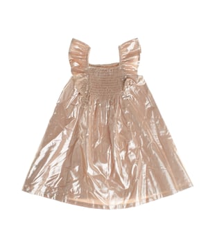 Este vestido de niña destaca por su tejido brillante que aporta un toque festivo y elegante. 

El diseño presenta un escote cuadrado con tirantes anchos adornados con volantes, lo que le añade un aire delicado y femenino. 

La parte superior del vestido cuenta con un panel fruncido que se ajusta cómodamente al cuerpo, mientras que la falda fluida cae de manera ligera, proporcionando libertad de movimiento. 

Es una prenda ideal para ocasiones especiales, combinando sofisticación y comodidad en una sola pieza.
 Composición: Exterior: 74% Viscosa, 26% Metálico; Interior: 100% Algodón; Elástico: Poliéster, Elastano
 Cuidados:
- Lavar a máquina máx 30ºC y ciclo delicado.
- Usar detergentes suaves.
- Usar secadora a baja temperatura.
- Planchar a bajas temperaturas.
- No lavar en seco.