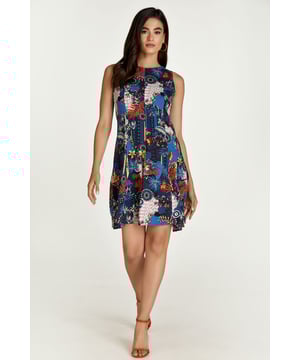 Este vestido con estampado floral azul marino está elaborado en viscosa tejida. Es sin mangas y tiene escote redondo. Hay cierre de cremallera oculto en la espalda. Las costuras verticales en el cuerpo crean un ajuste perfecto. El vestido se ajusta al cuerpo y se abre en una falda estilo cloche desde la cintura.