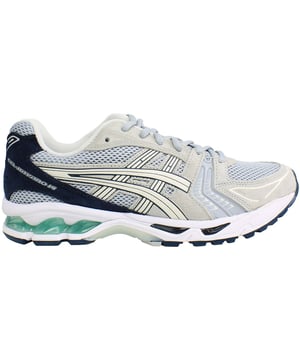 De Asics Gel-Kayano 14 Men's Grey Trainers maakt waarschijnlijk deel uit van de Gel-Kayano serie, die bekend staat om zijn stabiliteit en dempende eigenschappen. Hier zijn enkele kenmerken die je kunt verwachten:

 Gel demping technologie:  Asics Gel-Kayano schoenen staan bekend om hun Gel dempingstechnologie in de hiel en voorvoet. Deze technologie biedt uitstekende schokdemping voor een comfortabele en ondersteunende rit.

 Stabiliteitsfuncties:  De Gel-Kayano serie is ontworpen met stabiliteit in gedachten, waardoor het geschikt is voor lopers die overproneren. Let op functies zoals een mediaal ondersteuningssysteem om de stabiliteit te verbeteren.

 FluidRide tussenzool:  Asics gebruikt vaak de FluidRide-technologie in de tussenzool, voor een lichtgewicht en responsief gevoel voor een betere bounce-back.

 Dynamisch DuoMax ondersteuningssysteem:  Sommige Gel-Kayano modellen zijn voorzien van het DuoMax systeem, dat extra ondersteuning biedt bij overpronatie door de beweging van de voet te controleren.

 Impact Guidance System (IGS):  IGS-technologie in het schoenontwerp verbetert het natuurlijke looppatroon van de voet en zorgt voor een efficiëntere en comfortabelere loopervaring.

 Ortholite Zoolvoering:  Asics schoenen hebben vaak een Ortholite inlegzool voor extra comfort en vochtregulatie.