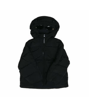 Juniors C.P. Company Jacket in black.- Hooded with Goggle.- Full zip fastening.- Zip pockets.- Ribbed cuffs.- Garment Dyed.- 100% Polyamide.- Ref: CUS00NL3C60100