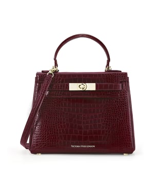 Victoria Hyde, women's bag, work bag, New Work, Victoria, shoulder bag
This new version of the Victoria handbag in brown is made of high-quality material and combines luxurious details such as the gold-colored clasp and subtle branding with a modern, minimalist design. The top handle and adjustable shoulder strap offer flexible carrying options so that the bag can be carried in style both in everyday life and after work. The interior impresses with well thought-out compartments that offer enough space for everyday items such as small books or tablets. Golden fittings perfectly round off the elegant design of this new version and make it an ideal companion for any occasion.
Details:
Dimensions: L28.5cm*H22.5cm*D12cm
Material: Fabric：PU, Lining：Microfiber
Metal color: light gold
Inner structure: Inside of the front of the bag: 1 zipper pocket made of organza.