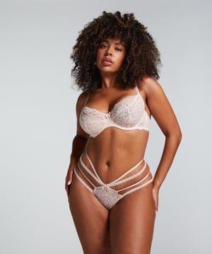 Voel je super sexy in deze string! Hij is voor een groot deel van kant, er zit een leuk strikje aan de voorkant en de strappy details zijn de finishing touch. Combineer met je eigen favoriete items!