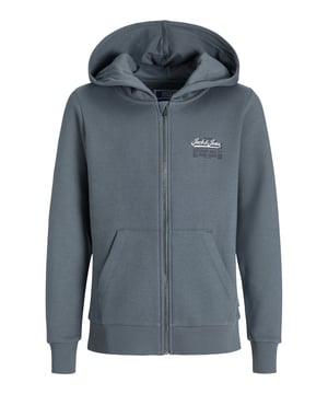 Het Jack & Jones junior sweatshirt voor jongens combineert comfort en stijl in een praktisch ontwerp. Met een klassieke ronde hals en geribde boorden en zoom biedt het een comfortabele pasvorm die de hele dag behaaglijk blijft.  De doorlopende ritssluiting biedt gemakkelijke toegang en zorgt voor veelzijdige draagopties, terwijl de capuchon extra bescherming biedt bij koel weer. De zijzakken zijn perfect voor kleine spullen of om je handen in te warmen.  De opvallende logoprint op de borst voegt een opvallend accent toe en benadrukt de coole look. Dit shirt met lange mouwen is gemaakt van hoogwaardige materialen en zorgt voor langdurig comfort en voelt zacht aan.  Een ideaal kledingstuk voor vrije tijd, school of sportieve activiteiten - dit sweatshirt is zowel functioneel als stijlvol. Een must-have voor alle jongens die van comfortabel en modern houden.