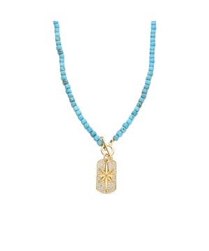 Mvoga metalen hanger collier, sterling zilver 925 en turkoois sluiting afgewerkt in 18 karaat geelgoud. Trendy vertegenwoordigt de belangrijkste trends in de modewereld. Onze meest spontane lijn, met een uitgesproken boho-karakter en moderne geest die zich concentreert op sieraden vol kleur, inclusief het gebruik van natuurstenen en ontwerpen in de vorm van amuletten en talismannen.