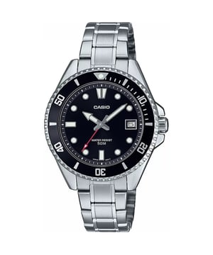 Diese Casio Collection Analoguhr für Unisex ist das perfekte Zeitmessgerät, um es zu tragen oder zu verschenken. Das silberne 36 mm runde Gehäuse, kombiniert mit dem komfortablen silbernen Edelstahl-Armband, sorgt dafür, dass Sie diese beeindruckende Uhr ohne Kompromisse genießen können. Angetrieben von einem hochwertigen Quarzuhrwerk und wasserdicht bis 5 bar, wird Ihre Uhr weiterhin ticken. Diese sportliche und trendige Uhr ist ein ideales Geschenk für Neujahr, Geburtstage, Valentinstag und vieles mehr. Diese Analoguhr verfügt über eine Kalenderfunktion: Datum, leuchtende Zeiger und leuchtende Zahlen. Hochwertiges, 20 cm langes und 15 mm breites silbernes Edelstahlarmband mit einer Falt- und Druckknopfverschluss. Gehäusedurchmesser: 36 mm, Gehäusehöhe: 10 mm, Gehäusefarbe: Silber, Zifferblattform: Schwarz.