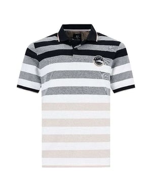 Entdecken Sie das klassische Hajo Poloshirt für Herren, das durch sein zeitloses Design und innovative Details besticht. Ausgestattet mit einem traditionellen Polokragen und einer praktischen Knopfleiste, bietet dieses Kurzarm-Shirt eine ideale Kombination aus Eleganz und Komfort. Der auffällige gestreifte Farbverlauf verleiht dem Shirt eine dynamische Note und macht es zum Blickfang in jedem Outfit.  Ein kleiner, aber feiner Logostick auf der Brust unterstreicht die Markenqualität von Hajo und fügt eine dezente, stilvolle Verzierung hinzu. Dank seiner Regular-Fit-Passform schmeichelt dieses Poloshirt jeder Figur und bietet genügend Raum für Bewegungsfreiheit, ohne zu weit zu wirken. Das hochwertige Material sorgt nicht nur für eine weiche Haptik, sondern auch für Langlebigkeit und Formstabilität, selbst nach häufigem Tragen und Waschen.  Dieses Poloshirt ist ein vielseitiges Kleidungsstück, das sich sowohl für formelle Anlässe als auch für lockere Freizeitaktivitäten eignet. Kombinieren Sie es mit Jeans für einen lässigen Look oder mit einer Anzughose für geschäftliche Termine. Ein Muss für den modernen Mann, der sowohl Wert auf Komfort als auch auf Stil legt. Das Hajo Poloshirt ist der ideale Begleiter für den Alltag und spezielle Anlässe, ein echter Allrounder in Ihrer Garderobe.