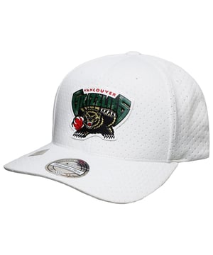 Deze pet combineert een tijdloos ontwerp met een comfortabele pasvorm, waardoor het een must-have is voor elke Grizzlies-fan.

Deze pet is met oog voor detail gemaakt en heeft een strakke witte kleur die de iconische esthetiek van het team vertegenwoordigt. De witte tint biedt een veelzijdige en frisse look, zodat je hem gemakkelijk kunt combineren met verschillende outfits. Of je nu de gloriedagen van de Vancouver Grizzlies herleeft of gewoon je liefde voor het team uitdrukt, deze pet is de perfecte keuze.

Deze pet is ontworpen voor persoonlijk comfort en heeft een verstelbare pasvorm. De sluiting aan de achterkant zorgt voor een aangepaste pasvorm die past bij je hoofdomvang en voorkeuren. Het klassieke silhouet en de gestructureerde kroon voegen een vleugje verfijning toe, terwijl het Mitchell & Ness-logo op de zijkant zorgt voor authenticiteit en vakmanschap van hoge kwaliteit.

Deze pet is gemaakt van hoogwaardige materialen en biedt duurzaamheid en langdurige prestaties. De ademende stof zorgt voor optimaal comfort en houdt je hoofd koel en droog, zelfs bij langdurig dragen. De cap is ook voorzien van oogjes voor verbeterde ventilatie, zodat de lucht goed kan stromen en de temperatuur kan worden gereguleerd.

Met het strakke ontwerp en iconische teamlogo laat deze pet met trots je trouw aan de Vancouver Grizzlies zien. Of je nu herinneringen ophaalt aan het spannende verleden van het team of de Grizzlies vertegenwoordigt in je dagelijkse leven, met deze pet kun je je liefde voor het team op een modieuze en authentieke manier uitdrukken.

Maak je Grizzlies fan gear compleet of voeg een vleugje teamtrots toe aan je dagelijkse look met de Mitchell & Ness Vancouver Grizzlies Adjustable Men's White Cap. Onderscheid je van de massa en laat je toewijding aan het team zien met deze stijlvolle en comfortabele pet. Maak je klaar om hoofden te laten omdraaien en laat je Grizzlies fandom stralen.