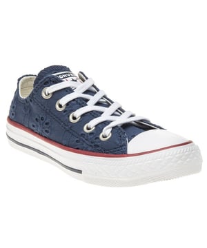 Prettify Tiny Zehen mit dem entzückenden All Star Ox Kleinkinder Trainer von Converse. Die Navy Canvas Plimsolls sind mit gestickten Cut Out Blumen geschmückt und mit einem hohen Grip Gum Sohle für zusätzlichen Halt fertig.