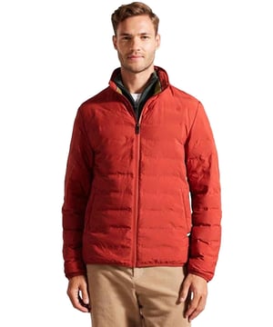 Deze stijlvolle gewatteerde jas heeft een trendy horizontaal doorgestikt ontwerp dat ervoor zorgt dat je warm en droog blijft, of het nu regent of gewoon een frisse ochtend is. Gemaakt met een strak, gelast nylon voering, biedt het een modern silhouet met een ritssluiting en een hoge kraag om de wind buiten te houden. Lange mouwen en veilige ritszakken voegen extra functionaliteit toe, waardoor het de perfecte keuze is voor mensen die altijd onderweg zijn.