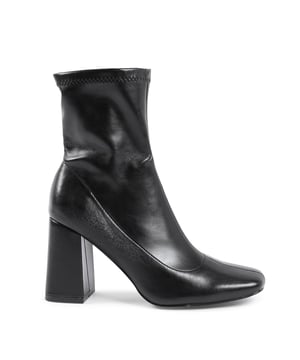 19V69 Italia Botín Mujer  
Color: Negro  
Detalle: HF003 NERO  
Composición: 100% Cuero Sintético  
Suela: 100% Goma  
Tacón: 9 cm  
Hecho en China  
Perfecto para cualquier atuendo elegante  
100% CUERO SINTÉTICO