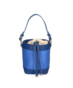 Bolso bombonera de mujer con cierre de cordones. Equipado con un asa extraíble que se puede reemplazar con una correa para el hombro. Producto artesanal italiano en cuero genuino y paja. Hecho en Italia