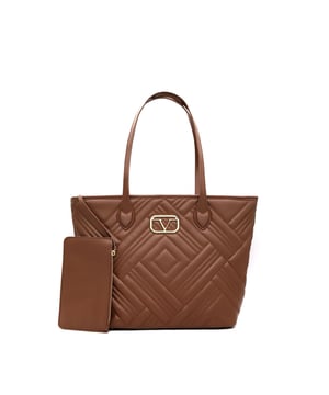 Bolso shopper para mujer. El cierre es con cremallera. Los bolsillos internos son uno con cremallera. Los bolsillos externos están ausentes. Falta la correa para el hombro. El mango es de ecopiel. Hay un compartimento interno. El material exterior es ecopiel. Internamente está forrado en poliéster. Medidas: 42x29x14 cm. Producto de moda