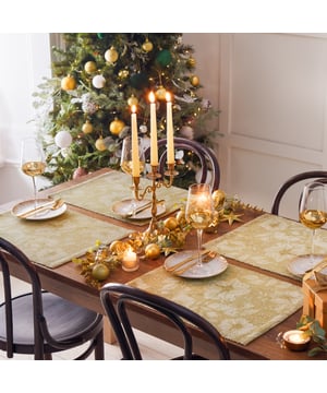 An intricately designed festive set of 4 placemats which adds intrigue to your Christmas table decor. This classic digital print features opulent fruits and florals, which bloom and grow frequently across the design amongst the elegant, strutting stags. All set against a rich golden background, providing added splendour to transform your Christmas dining table into something truly fabulous!
