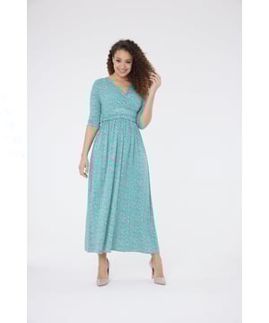Divertido, coqueta y flotante. Este vestido está hecho para las almas libres. Confeccionado con tela ligera y sostenible, este vestido largo es extremadamente versátil y perfecto para cualquier ocasión. El hermoso estampado, los bolsillos, el corte imperio y la silueta fluida trabajan juntos para darle al vestido una sensación de sencillez. Vístelo con tacones para tu próxima fiesta o con zapatos planos para un estilo relajado de primavera/verano.

Largo, fluido, estampado a la moda.

95% viscosa, 5% elastano

Forro: 95% poliéster, 5% elastano

Lavado a máquina a 40°