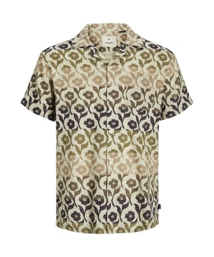 Ontdek een ontspannen stijl met dit herenoverhemd in een comfort fit. De losse pasvorm biedt comfort en bewegingsvrijheid gedurende de dag. De korte mouwen en de resortkraag geven het een zomerse touch. De klassieke knoopsluiting en het praktische borstzakje maken het de perfecte metgezel voor casual dagen. Zijsplitten bij de zoom zorgen voor een optimale pasvorm en bewegingsvrijheid. Het tropische patroon geeft het shirt een vleugje vakantiestemming en exotisme. Het ontwerp wordt gecompleteerd door het label in de zijnaad, dat de kwaliteit benadrukt. Ideaal voor mannen die stijl en comfort even belangrijk vinden.