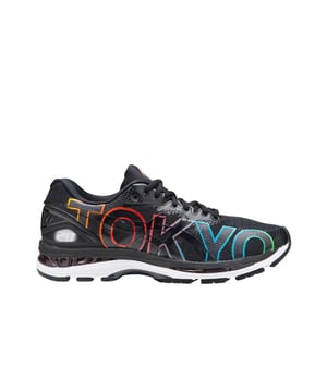 Los ASICS Gel Nimbus 20 Tokio son zapatillas de carrera muy ligeras, ideales para correr en superficies de tierra o asfalto; Su diseño novedoso se inspiró en el Maratón Tokio 2018. Tienen un sistema de amortiguación que los convierte en calzado muy cómodo y también permite la ventilación.