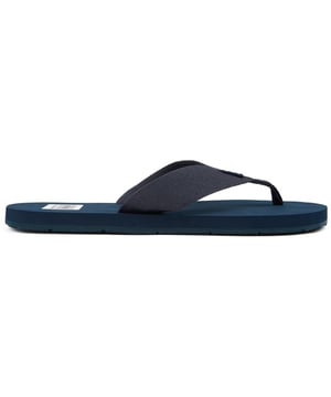 Póntelo en marcha con una vibra de verano, sol y playa con las sandalias de dedo con logo de Helly Hansen. Están hechas de una cinta de poliéster 100% reciclado y una suela de goma 30% reciclada, epitomizando el estilo sostenible de verano. Su plantilla con marca añade un toque de elegancia, mientras que los materiales reciclados proporcionan una comodidad sin precedentes. Cada paso deja una huella más ligera en nuestro planeta, lo que las convierte en la combinación perfecta de moda y respeto al medio ambiente.