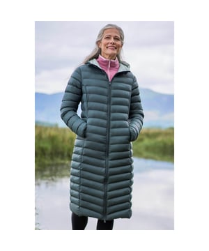 Buitenste materialen: 100% Nylon. Voering: 100% nylon. Vulling: 100% polyester. Vulling: Microvezel. Ontwerp: Logo, Quilted. Stof Technologie: DWR Finish, Lichtgewicht, Thermisch getest -30c, Waterafstotend. Manchet: Gemonteerd. Halslijn: Kapitein. Mouwtype: Met lange mouwen. Eigenschappen motorkap: Opgegroeide motorkap, regelklep. Lengte: Lang. Zakken: 2 Zijzakken. Bevestiging: Volledige ritssluiting. 4 UK: 32 in. 22 VK: 50 in. 24 VK: 52 in. 26 VK: 54 in. 28 VK: 56 in.