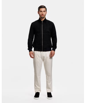 Een elegant bomberjack van eersteklas zacht geitensuède voor een extra vleugje klasse en klasse. Het jack is volledig omkeerbaar en heeft zakken aan beide kanten. De manchetten en taille hebben een fijn geribbeld effect voor een luxueuzere uitstraling.