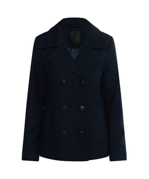 Stilsicher geht es mit der DreiMaster Klassik Cabanjacke in die Herbstzeit. Ihr charakteristischer Reverskragen, die doppelte Knopfleiste sowie die seitlichen Grifftaschen, die mit einem Druckknopf versehen sind, verleihen der Jacke ihr typisches Aussehen. Gefertigt wurde die Caban aus einem weichen Materialmix mit Wollanteil, womit sie auch an kühleren Tagen ein zuverlässiger Begleiter ist. Eine feine Etikettenstickerei am Oberarm rundet das Design ab.  Übergangsjacke aus Wollgemisch