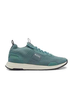 Heren Boss Titanium Running Trainers in groen.- Stretchy gebreid bovenwerk.- Vetersluiting.- Treklipjes op de kraag en de tong.- Ondertekend BOSS op de hak, tong en zijkanten.- Rubberen zool.- Ref: 50470596369