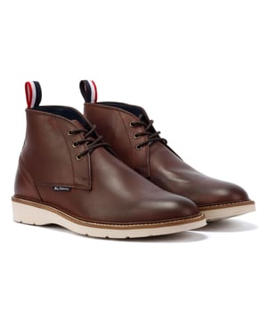 Schnür Chukka Stiefel mit einem Obermaterial aus hochwertigem Leder und einer strapazierfähigen Gummisohle für Halt und Komfort.