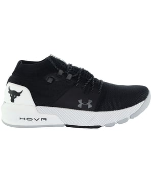 Las zapatillas Under Armour Project Rock 2 para mujer, en color negro, son una extraordinaria combinación de moda, fitness y rendimiento. Creadas en colaboración con Dwayne "The Rock" Johnson, estas zapatillas encarnan el compromiso de superar los límites del estilo y la capacidad atlética. Tanto si vas al gimnasio, como si participas en entrenamientos de alta intensidad o simplemente buscas unas zapatillas elegantes y modernas para elevar tu estilo diario, estas zapatillas están diseñadas para satisfacer tus necesidades.

Características principales:

 Colaboración con "The Rock":  Estas zapatillas son el resultado de una colaboración con Dwayne "The Rock" Johnson, que representa su dedicación al fitness y al rendimiento.

 Materiales de primera calidad:  Construidas con materiales de alta calidad, estas zapatillas cuentan con una mezcla de componentes sintéticos y textiles que garantizan durabilidad, transpirabilidad y una sensación de ligereza.

 Amortiguación con gran capacidad de respuesta:  La tecnología UA HOVR integrada en la entresuela ofrece una amortiguación con capacidad de respuesta, reduciendo el impacto en los pies y proporcionando al mismo tiempo un retorno de energía para una experiencia cómoda y enérgica.

 Sujeción estable:  Estas zapatillas están equipadas con un contrafuerte de TPU de apoyo en el talón y un contrafuerte externo en el talón que ofrece estabilidad y sujeción, lo que las hace adecuadas para diversos ejercicios y actividades de entrenamiento.

 Construcción transpirable:  Las zapatillas cuentan con una parte superior muy transpirable para mantener los pies frescos y cómodos durante los entrenamientos.

 Diseño elegante y moderno:  El diseño minimalista en negro con un sutil estampado de la marca garantiza que estas zapatillas se integren a la perfección en tu vestuario informal sin perder el toque deportivo.

 Suela duradera:  Las zapatillas están equipadas con una robusta suela de goma que ofrece una excelente tracción y durabilidad, garantizando un buen rendimiento en una gran variedad de superficies.