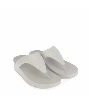 Dames FitFlop Lottie Glitzy Toe Thong Sandalen in zilver.Biomechanisch ontworpen comfortabele wedge sandalen.- Glinsterende metallic stof bovenste perfect voor dag tot avond.- Slip-on toe post constructie.- Comfortabele licht gewatteerde microfiber gevoerde bovenste.- Microwobbleboard tussenzool - absorbeert schokken verspreidt druk en biedt buitengewoon comfort.- Ingebouwde boog contour.- In reliëf FitFlop merk op voetbed.- Standaard Microwobbleboard tussenzool zorgt voor een iets smalle maar royale pasvorm.  Perfect voor gemiddelde voeten die van een lossere pasvorm houden.- Wighoogte ongeveer 4,5 cm.- Bovenwerk van textiel Voering van textiel en synthetisch Synthetische zool.- Ref: R24-011Maten zijn alleen bedoeld als richtlijn.