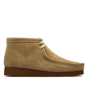 Las botas Clarks Wallabee Maple para hombre en color marrón son una opción clásica y elegante para los hombres que buscan una combinación de comodidad, calidad y diseño atemporal. Clarks es famosa por su compromiso con la fabricación de calzado cómodo y bien hecho, y las botas Wallabee no son una excepción. Aquí tienes una descripción de las principales características:

 Color marrón intenso: Estas botas se presentan en un intenso color marrón, ofreciendo un aspecto cálido y versátil que complementa una amplia gama de atuendos, desde informales a semiformales. Las botas marrones son una opción clásica para los hombres.

 Parte superior de ante o piel de primera calidad:  Las botas Wallabee se fabrican normalmente con una parte superior de ante o piel de primera calidad, que proporciona tanto calidad como un aspecto elegante. La posibilidad de elegir entre ante y piel le permite seleccionar el material que mejor se adapte a su estilo y necesidades.

 Diseño inspirado en los mocasines:  Las botas Wallabee presentan un diseño inspirado en los mocasines, caracterizado por el distintivo pespunte de la puntera en forma de mocasín. Este diseño añade un toque de sofisticación y estilo a las botas.

 Cierre de cordones: Estas botas suelen tener un cierre de cordones, que permite un ajuste seguro y regulable. Los cordones añaden un aspecto atemporal y versátil.

 Suela de crepé: Las botas vienen con una suela de crepé, conocida por su comodidad y amortiguación. Proporciona una excelente absorción de impactos y reduce la fatiga, lo que las hace cómodas para un uso prolongado.

 Cordones clásicos de dos ojales:  El sistema de cordones de dos ojales es una característica clásica de las botas Wallabee, que se suma a su estilo tradicional y atemporal.

 Estilo versátil:  Las botas Clarks Wallabee Maple para hombre en color marrón tienen un estilo versátil que puede combinarse con varios atuendos, lo que las hace adecuadas tanto para ocasiones informales como semiformales.
