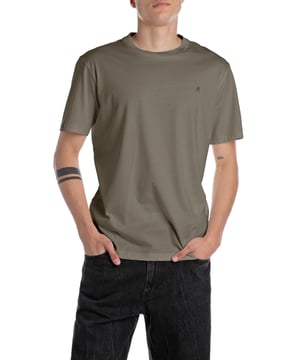 Ontdek tijdloze elegantie en comfort met het Replay T-shirt, de ideale metgezel voor je dagelijkse stijl. Dit effen shirt met korte mouwen valt op door de klassieke ronde hals en biedt een hoog draagcomfort dankzij de hoogwaardige materialen.   Het fijne logoborduursel op de borst geeft het T-shirt een subtiel vleugje exclusiviteit en benadrukt de kwaliteit. Perfect voor een casual alledaagse look of als basisstuk in je garderobe, het kan op verschillende manieren worden gecombineerd.  Het label aan de binnenkant garandeert authenticiteit en het onmiskenbare Replay-karakter. Of je het nu draagt met jeans of onder een blazer - dit T-shirt geeft uitdrukking aan je persoonlijke stijl.  Geniet van het ongeëvenaarde comfort en de duurzaamheid die je van Replay verwacht. Dit T-shirt is klaar om elke dag met stijl en vertrouwen aan te gaan en is de perfecte keuze voor elke gelegenheid.