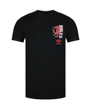 La camiseta negra de los hombres ilustrados de Umbro Wales es una pieza sorprendente y visualmente cautivadora que muestra el orgullo y el patrimonio de Welsh. Esta camiseta presenta un diseño de dragón ilustrado único, lo que lo convierte en una opción destacada para los fanáticos de la cultura y deportes galeses.

Con su color negro audaz, esta camiseta exuda una estética elegante y moderna. El frente de la camisa muestra una ilustración cautivadora de un dragón, simbolizando a Gales y su rico folklore. La obra de arte agrega un elemento de mística y poder a su atuendo, celebrando el patrimonio galés de una manera elegante.

Hecho a partir de materiales de alta calidad, esta camiseta asegura una sensación cómoda y suave contra la piel. La tela es duradera y transpirable, lo que permite la comodidad durante todo el día. Es adecuado para varias ocasiones, ya sea que asista a un evento deportivo, explore los puntos de referencia galeses o simplemente exprese su amor por Gales.

La camiseta está diseñada con un ajuste regular, que proporciona una silueta cómoda y relajada. Cuenta con mangas cortas y un clásico cuello de la tripulación, que ofrece un aspecto versátil y atemporal que combina bien con una variedad de fondos, desde jeans hasta pantalones cortos.

Abraza el espíritu de Gales con la camiseta negra de los hombres ilustrados de Umbro Gales. Su combinación de diseño cautivador, ajuste cómodo y celebración de herencia galesa lo convierten en una adición destacada a su guardarropa. Muestra tu amor por Gales con orgullo y estilo.