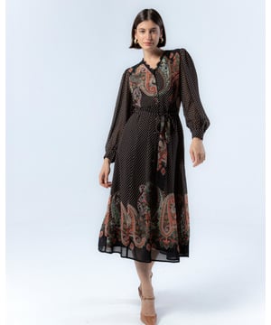 El vestido midi de estampado combinado Matilda te envuelve en la elegancia del otoño. Con su estampado de lunares y paisley, esta prenda combina lo clásico con un toque romántico. Perfecto para cualquier ocasión, añade un aire de sofisticación y frescura a tu estilo.
 
 
 
 Vestido midi con cuello pico con detalle de cinta de encaje negra. 
 
 Cierre frontal con botones. 
 
 Bolsillos laterales. 
 
 Corte en cintura. 
 
 Cinturón confeccionado en mismo tejido ajustable con lazadas. 
 
 Manga larga acabado con puño. 
 
 Tejido estampado combinación lunares y paisleys.