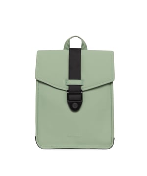 Deze 8-liter rugzak van softshell materiaal biedt de perfecte combinatie van functionaliteit en stijl. Het regenbestendige ontwerp beschermt je spullen, terwijl de magneetsluiting aan de zijkant voor snelle toegang zorgt. Een extern vak met ritssluiting en verschillende interne vakken met elastiek, waaronder een speciaal tabletvak, zorgen voor goed georganiseerde opbergruimte. De verstelbare schouderbanden bieden optimaal draagcomfort, terwijl het reliëflogo op de schouderband en de labelpatch die op de klep is genaaid de rugzak een moderne touch geven. Deze 100% veganistische rugzak is ideaal om elke dag te dragen.