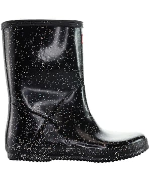 Verhoog de regenachtige stijl van je kind met de Hunter Giant Glitter Kids Black Wellington Boots. Deze laarzen combineren het iconische ontwerp van Hunter met een speelse twist van reusachtige glitter, waardoor een statement stuk ontstaat waarmee je kleintje in elke menigte zal opvallen. Perfect voor zowel fashion-forward avonturen als praktisch buitenspelen, brengen deze laarzen een vleugje glamour naar elke plas.

Belangrijkste kenmerken:

 Ontwerp met glitters:  Het opvallendste kenmerk van deze laarzen is de gigantische glitterinzet, die een vleugje sprankeling toevoegt aan regenachtige dagen. Je kind kan een stijlvol statement maken terwijl het door plassen spettert of door nat terrein navigeert.

 Duurzaam en waterdicht:   Deze laarzen zijn gemaakt van hoogwaardig rubber en garanderen duurzaamheid en volledige waterdichte bescherming. Laat je kind buitenactiviteiten ondernemen in het vertrouwen dat hun voeten droog blijven in verschillende weersomstandigheden.

 Comfortabel interieur:   De laarzen zijn ontworpen voor de hele dag comfort, met een zachte en knusse binnenkant die kleine voetjes tevreden houdt tijdens langdurig dragen. De dempende binnenzool biedt ondersteuning, waardoor deze laarzen geschikt zijn voor zowel spelen als casual uitjes.

 Gemakkelijk te dragen:   Door het trekontwerp zijn deze laarzen makkelijk aan en uit te trekken voor kinderen. De brede opening en treklipjes zorgen voor extra gemak, waardoor ze een praktische keuze zijn voor drukke ouders en actieve kinderen.

 Stevige grip:   De antislipzool zorgt voor een stevige grip op gladde oppervlakken. Of het nu gaat om natte stoepen of modderige paden, deze laarzen bieden stabiliteit en helpen uitglijden en vallen te voorkomen.

 Reflecterend logo:   Om de veiligheid te verhogen zijn de laarzen voorzien van een reflecterend Hunter logo. Dit detail verhoogt de zichtbaarheid bij weinig licht, waardoor ze een verstandige keuze zijn voor avondavonturen of somber weer.

 Iconische Hunter Branding:   Met het iconische Hunter logo op de voorkant behouden deze laarzen de reputatie van het merk voor kwaliteit en stijl. De zwarte kleur voegt een klassieke touch toe, waardoor ze veelzijdig zijn voor verschillende outfits.

Verhoog de regenachtige garderobe van je kind met de Hunter Giant Glitter Kids Black Wellington Boots â€" een perfecte mix van mode en functie die een vleugje glamour toevoegt aan het buitenspelen.