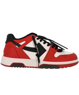 <diKnown for taking inspiration from '90s streetwear, Off-White does it again in the design of these Out Of Office low-top sneakers. Featuring their iconic safety tag and signature Arrows detail for a branded touch, the rounded toe and chunky rubber sole reminisce on the confident style of the '90s era.
