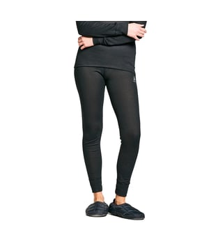 
ODLO's ACTIVE WARM ECO-basislaagbroek voor dames is de toekomst van activewear voor in de bergen en een stap in de goede richting wat betreft duurzaamheid. Deze essentiële laag voor onder bergkleding is gemaakt van 100% gerecycled polyester. Dit is het allernieuwste milieuvriendelijke ontwerp, dat niet inlevert op hoge prestaties. Deze milieuvriendelijke broek is een warme, comfortabele en ademende basislaag en heeft zelfs natuurlijke ZeroScent-eigenschappen om de opbouw van geurtjes te verminderen en ervoor te zorgen dat je je fris blijft voelen. Ga op avontuur met ODLO's ACTIVE WARM ECO-basislaagbroek.