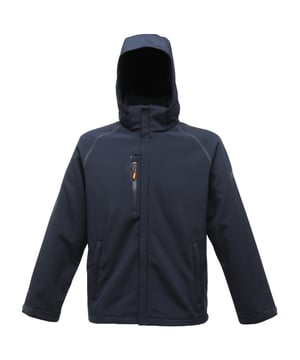 Warmes Softshell-Gewebe auf der Rückseite.  Dauerhaft wasserabweisende Ausrüstung.  Mit Mesh gefütterter Körper.  2 untere Reißverschlusstaschen und wasserdichte Brusttasche.  Abnehmbare Kapuze mit Verstellmöglichkeit.  Geteilte Ärmel.  Verstellbare Manschetten.  Verstellbarer Kordelzug am Saum.  Verdeckter Reißverschluss im Futter für Stickereizugang.  Gewicht: 500g/m. Stoff: Siehe Eigenschaften. 96% Polyester/4% Elastan.