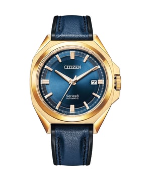 Diese Citizen Serie 8 Analoguhr für Herren ist das perfekte Zeitmesser zum Tragen oder Verschenken. Das 40 mm runde Gehäuse in Roségold kombiniert mit dem bequemen blauen Lederarmband sorgt dafür, dass Sie dieses atemberaubende Zeitmesser ohne Kompromisse genießen können. Angetrieben von einem hochwertigen Automatikwerk und bis zu 10 bar wasserdicht, wird Ihre Uhr weiter ticken. Diese Uhr verfügt über ein automatisches Uhrwerk (durch jede Bewegung Ihres Handgelenks aufgeladen; benötigt nie eine Batterie). Diese Analoguhr hat eine Kalenderfunktion: Datum, leuchtende Zeiger und leuchtende Zahlen. Hochwertiges 21 cm langes und 20 mm breites blaues Lederarmband mit einer Schnalle. Gehäusedurchmesser: 40 mm, Gehäusehöhe: 10 mm, Gehäusefarbe: Roségold und Zifferblattfarbe: Blau.