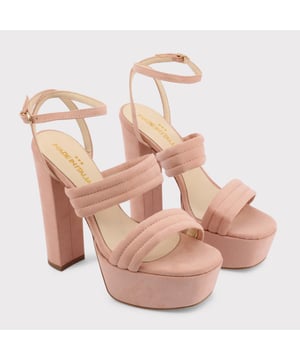Merk: Made in Italia. Een super gewilde silhouette wordt gecreëerd door de wikkellaarzen: Luxueuze fluwelen sandalen met een stevige hak, perfect om de hele dag te dragen, ideaal te combineren met minirokken en culottes. Details: Lente Zomer Collectie Sandalen, verstelbare enkelriem, 100% Made In Italy. Bovenwerk: Eco Suède. Binnenzool: Leer. Zool: Tunit. Hak 15 cm, platform 5 cm.