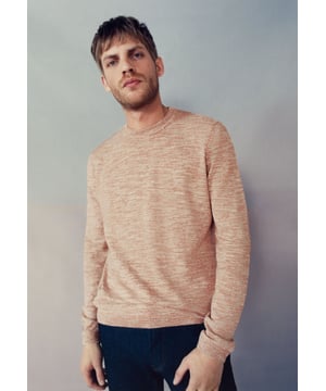 This brown knitted sweater in cotton and polyamide has round neck and long sleeves. Regular cut.
