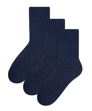 Cuando el buen tiempo llega a su fin y da paso al otoño y al invierno, necesitarás unos calcetines de vestir adecuados para el día a día que te mantengan cómodo y abrigado. ¡Estos calcetines de vestir de lana acanalada de Steven son el par ideal! La lana es un gran material que tiene muchas propiedades: es antialérgica, antifúngica y antibacteriana, absorbe perfectamente la humedad, además, la fibra de lana es extremadamente fina, delicada al tacto. También vienen en 3 pares por paquete, ¡lo que significa que tendrás pares para toda la vida! Estos calcetines de lana para mujer se han diseñado con una pernera acanalada para maximizar la comodidad y ayudar a que se mantengan en pie durante todo el día, además son suaves, delicados y te mantendrán muy abrigada durante los días más fríos. Los calcetines están disponibles en más de 10 colores diferentes, ¡así que hay para todos los gustos! Entre ellos están: Negro, Rosa, Azul, Borgoña, Turquesa, Beige, Azul Marino y más. Tanto si prefieres un negro tradicional como un rosa divertido, tenemos algo que se adapta a tu estilo. Estos calcetines de mujer están disponibles en 2 tallas: 3-4 UK, 5-7 UK y están hechos de 72% Lana, 26% Poliamida, 2% Elastano. Hay 11 colores para elegir y son totalmente lavables a máquina.