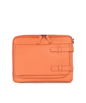 Unisex Crossbody tas met ritssluiting. twee open binnenzakken. afwezige externe zakken. verstelbare en afneembare lederen schouderband. ontbrekend handvat. een binnencompartiment. extern materiaal. polyester binnenkant. Afmetingen: 27x22x5,5 cm. Modeproduct