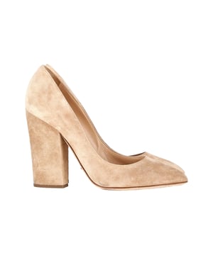 VINTAGE, UVP WIE NEU  
Verleihen Sie Ihrem Ensemble mit den Sergio Rossi Scarlett Blockabsatz-Pumps einen Hauch von Eleganz – das perfekte Highlight Ihrer Garderobe. Aus glattem Wildleder in einem neutralen Beigeton gefertigt, sind diese Pumps die Verkörperung von understated elegance. Die mandelförmige Zehenpartie und die hohen Blockabsätze verleihen jedem Outfit eine klassische Note. Schlüpfen Sie in diese Pumps und zeigen Sie der Welt, dass Sie es ernst meinen.

Sergio Rossi Scarlett Blockabsatz-Pumps aus beigem Wildleder  
Zustand: Sehr gut  
Abnutzungserscheinungen: Moderate Abnutzung an den Sohlen, Flecken und Abrieb am Wildleder  
Material: Wildleder  
Farbe: Beige  
Größe: EU38 / US8 / UK5  
SKU: 364503 / NAPPUGBSH364503W