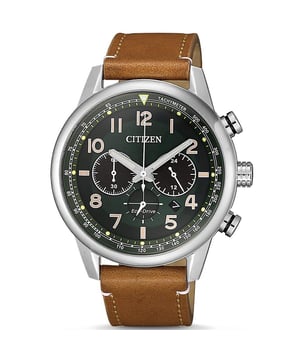 Diese Citizen Chronographuhr für Männer ist das perfekte Zeitmesser, um sie zu tragen oder zu verschenken. Gehäuse aus silbernem Edelstahl mit einem Durchmesser von 43 mm, kombiniert mit einem komfortablen braunen Lederarmband, sorgt dafür, dass Sie dieses beeindruckende Zeitmesser ohne Kompromisse genießen können. Angetrieben von einem hochwertigen Eco-Drive-Uhrwerk und wasserdicht bis zu 10 Bar, wird Ihre Uhr zuverlässig weiterlaufen. Diese hochwertige Uhr verfügt über eine Eco-Drive-Technologie (aufgeladen durch jede Lichtquelle; keine Batterie erforderlich) - Die Uhr hat eine Kalenderfunktion: Datum, solarbetrieben, Stoppuhr, 24-Stunden-Anzeige, leuchtende Zeiger, Tachymeter. Hochwertiges braunes Lederarmband mit einer Länge von 21 cm und einer Breite von 19 mm mit einer Schnalle. Gehäusedurchmesser: 43 mm, Gehäusehöhe: 12 mm, Gehäusefarbe: Silber und Ziffernblattfarbe: Schwarz.